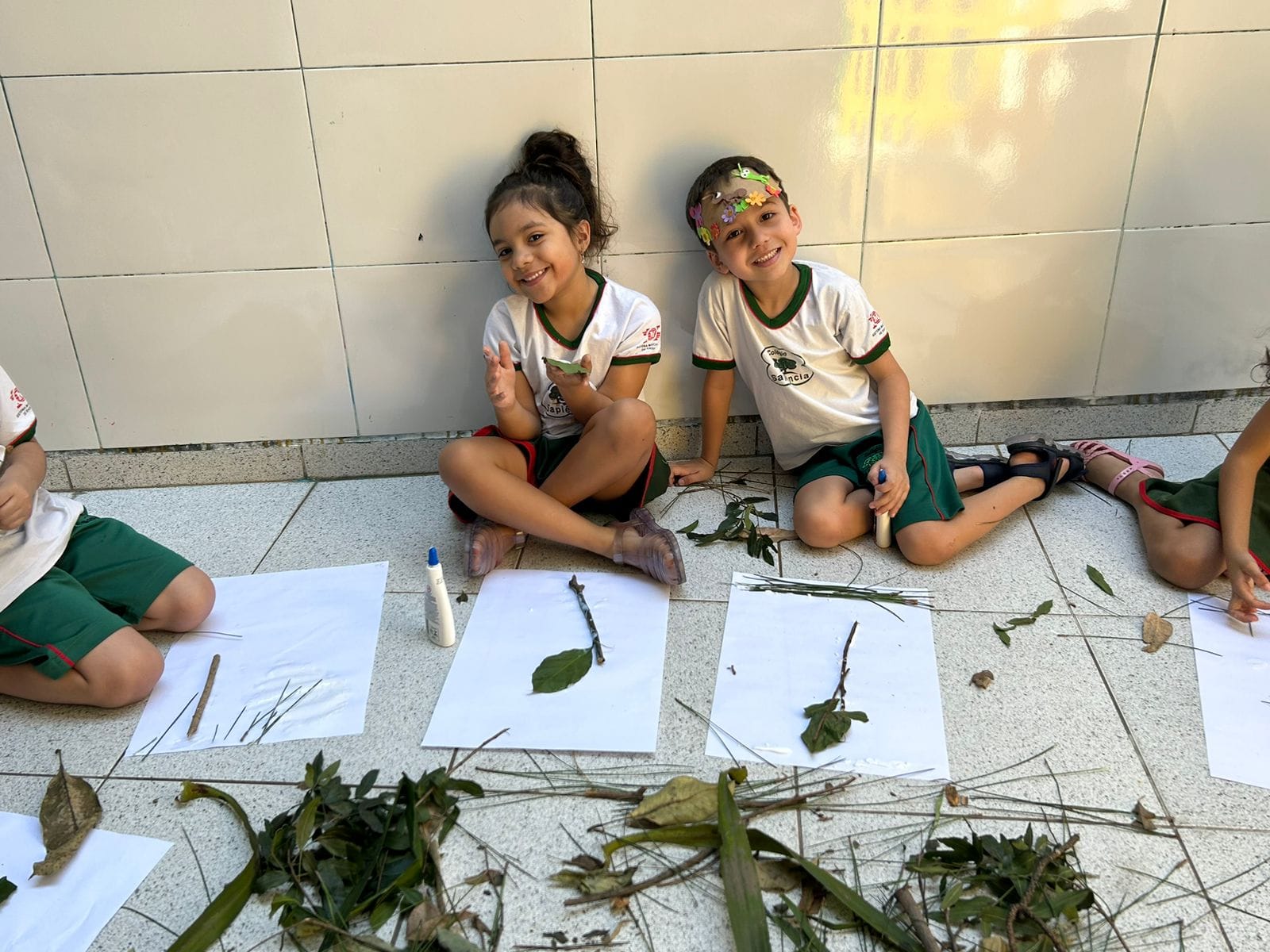 Alunos explorando folhas