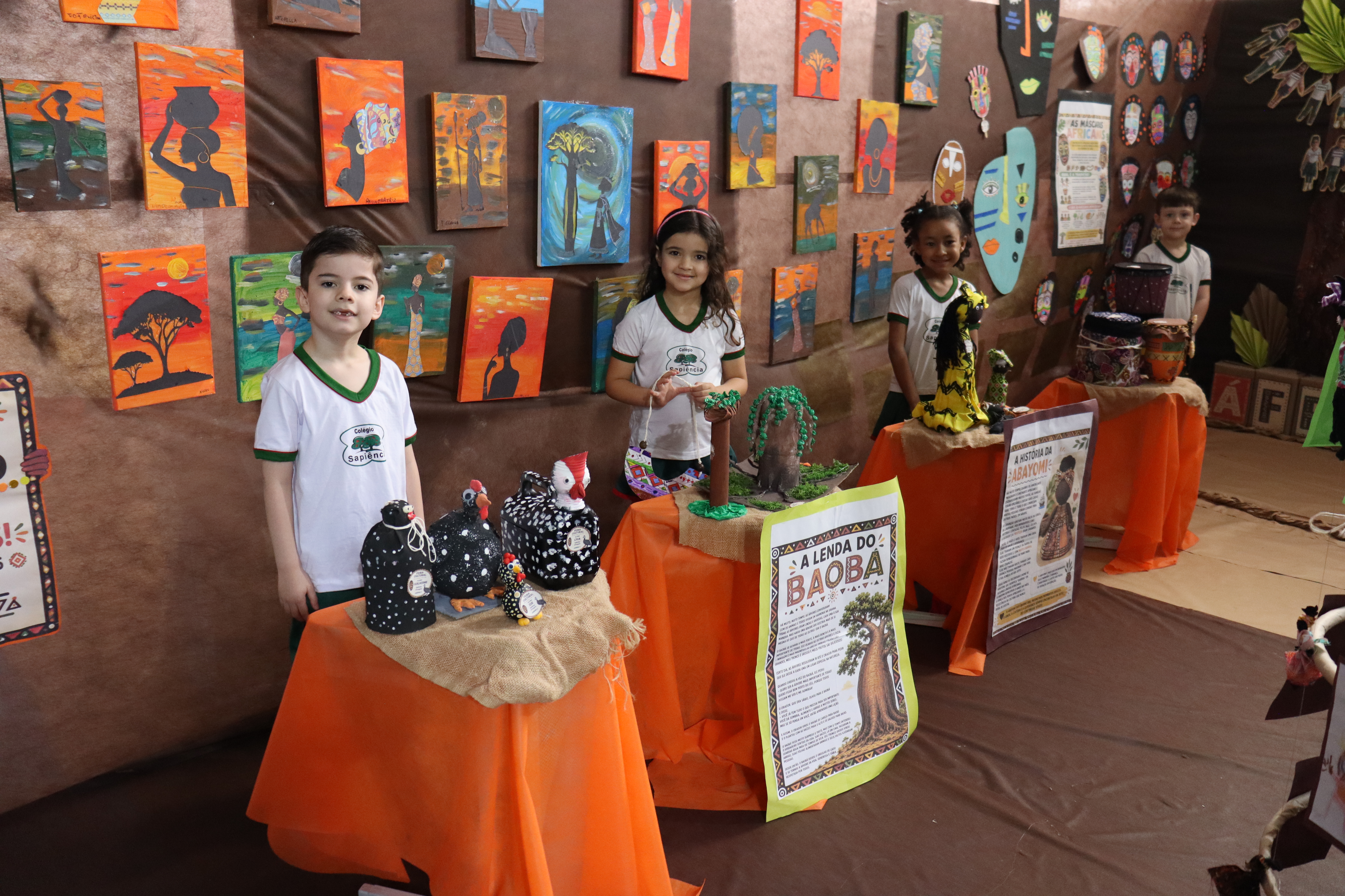 Alunos explorando folhas